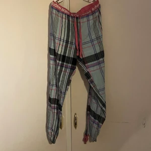 Pyjamasbyxor  - Pyjamasbyxor med snörning vid anklarna  Hel och ren