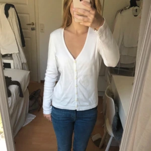 Vit kofta - En vit kofta ifrån märket basic i väldigt gott skick. Storlek S  För mer info eller bilder på, kontakta mig 🤗