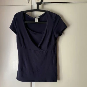 T-shirt - T-shirt som är delad framtill  Den är ren det är bara spegeln som är skitig 