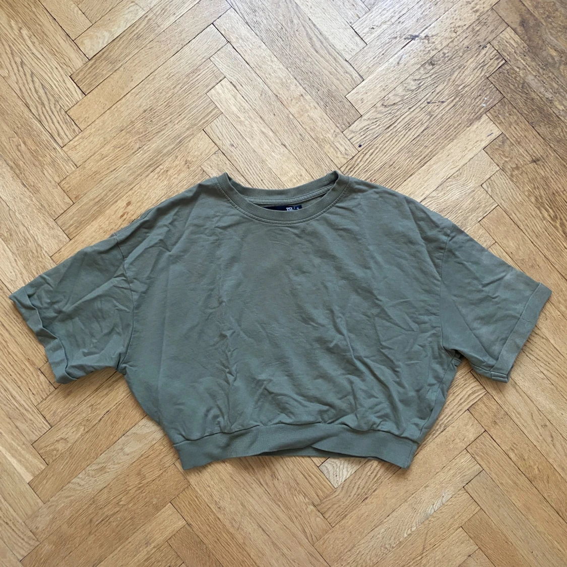 Croppad militärgrön topp