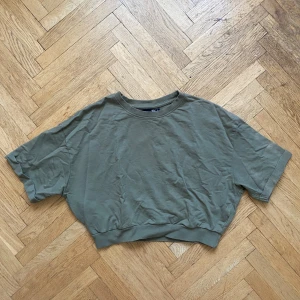 Croppad militärgrön topp  - Jätte cool croppad topp, perfekt för att lagra över ett spets linne