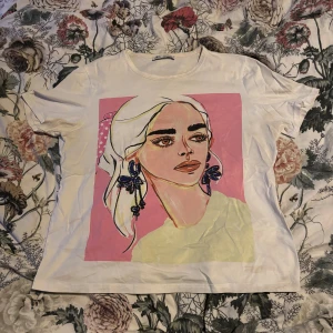 Fin T-shirt  - En fin T-shirt från Zara, jätte skönt material och i toppenskick. kontakta mig för frågor eller för fler bilder💗