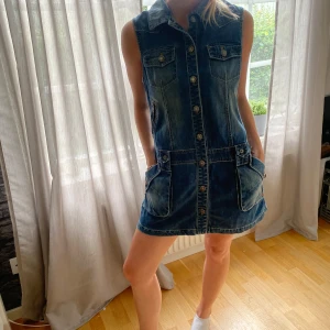 Jeansklänning - Säljer denna super snygga och trendiga Jeansklänning som tyvärr är för stor på mig💙😔 w:27 