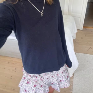 stikad tröja  - super fin stikad tröja, nyskick. den är i barn storlek men passar xs💕