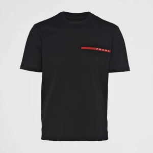 Prada tshirt - Söker denna Prada tshirt i storleken xs/s, högst 500kr. Hör av dig om du har en 