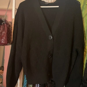 Svart kofta  - Svart grovvirkad kofta med svarta knappar. Storlek L men passar mig som har XS som mer oversized look 