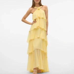 Vero Moda klänning - VMFELICIA klänning i gul färg😍 Prislappen kvar. Slutsåld i S på hemsidan