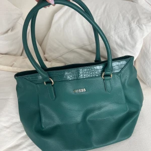 Guess väska - En fin grön handväska från Guess. Super fint skick ✨