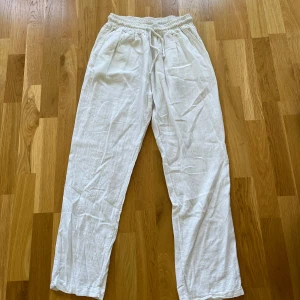 Vita linnebyxor - Helt nya vita linnebyxor med fickor baktill. De är i storlek M och jag köpte dem när jag var i Spanien förra året, men tyvärr har de blivit för stora så de är aldrig använda.🥰