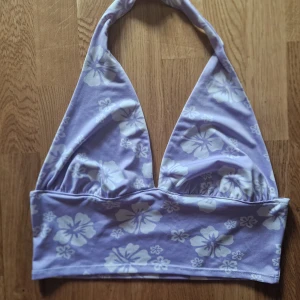 Halter neck topp - Passar större byst Tror den är från hm