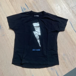 Zadig & Voltaire tshirt - Så fin tahirt med blixt på, helt oanvänd då den aldrig kommit till användning 