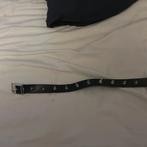 Choker med nitar  - Varan är i nytt skick och aldrig använd 