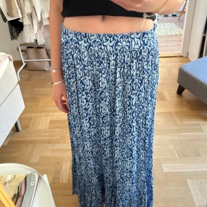 Zara kjol - Fin långkjol från zara  Jag är 1,75 och den är ner till min ankel☺️