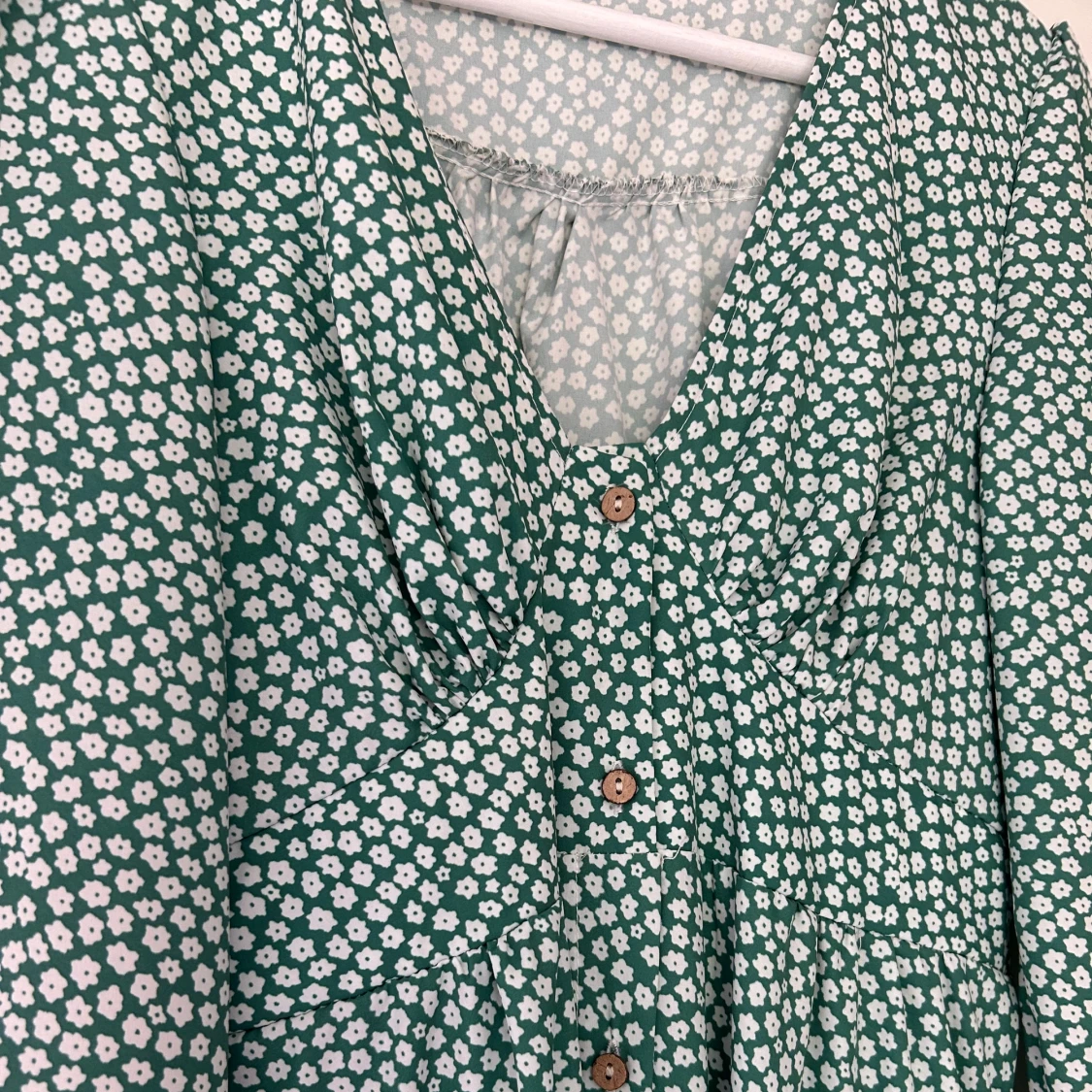 Grön blommig klänning - 90
