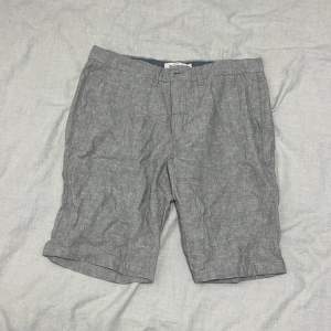 Säljer dessa Linne Blend shorts av dressman som är perfekta till sommaren. Helt oandvända, och kommer med extraknappar.