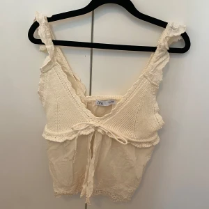 Söt topp från Zara - Använd en gång, storlek S