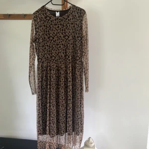 Leopard klänning  - Extremt snygg leopard klänning!! Den är i superbra skick då den aldrig blivit använd 💖inga defekter alls 