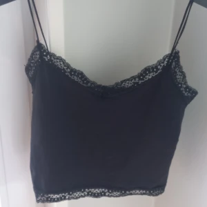 Svart spetslinne  - Säljer svart spetslinne från Only i storlek xs/s