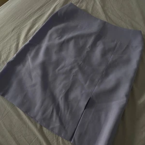 Vintage lila kjol - Vintage, lila kjol med liten slits. Endast testad 💜