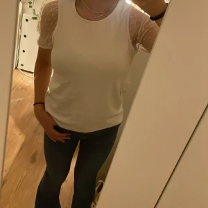 Säljer en fin tröja med puffar!❤️ - Säljer en fin tröja med puffar❤️ tröjan passar till 12-14 åringar🌸 du får teöjan i bra skick å nytvättad!🤗