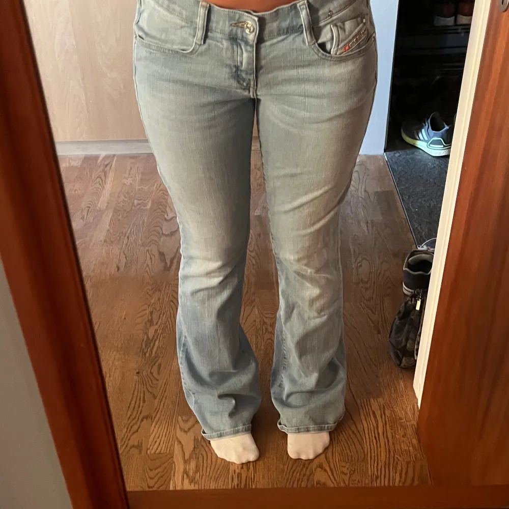 Supersnygga dieseljeans som är min mammas gamla!💘Inga slitningar💕 Skriv om ni har några frågor💖 Midjemått: 39cm Mått över låret: 25 Totala längd: 108cm. Jeans & Byxor.