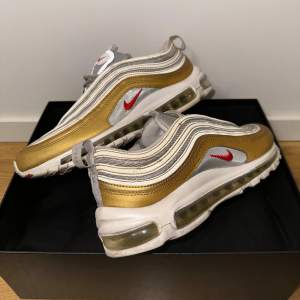 Näst intill nya Nike Airmax 97 guldiga skor. Storlek 42,5