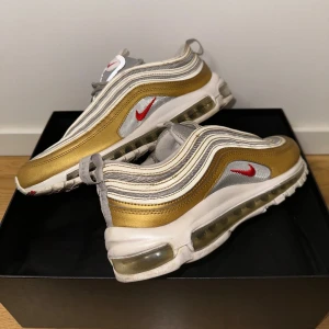 Nike Air Max 97 Guld/Silver  - Näst intill nya Nike Airmax 97 guldiga skor. Storlek 42,5