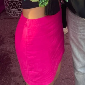 Rosa kortkjol - Neon rosa kortisol från H&M. Använd en gång!