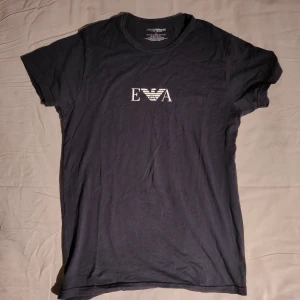 Emporio Armani T-shirt Storlek S - Plagget är i fint skick, kontakta mig vid frågor!🌻  /Janne