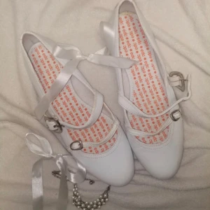 Vintage ballerinaskor/Mary-janes - Storlek 39, 26 cm från häl till tå  Går såklart inte o köpa längre o de är för små för mig så får ba sälja