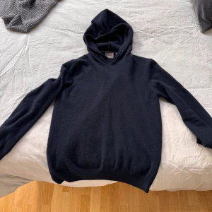 Oscar Jacobsson Kashmir hoodie - Säljer en mörkblå Kashmir från Oscar Jacobsson i storlek S i nyskick. Köpt för 10 månader sen för 1599 SEK och kvitto medföljer. 