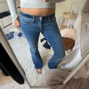lågmidjade bootcut jeans - Lågmidjade bootcut jeans från vero Moda 🥰 jätte snygg passform och färg, strl S och jag är 165 för referens🙌🏻