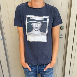 Limitato t-shirt  - Otroligt snygg limitato t-shirt i bra skick🤩 Passar storlek S  hör av dig vid funderingar! 