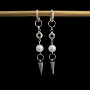 Örhängen  - Säljer både silver och guld🥰 Säg bara till vilken ni vill ha🙌 Suuuper snygga örhängen💗💗 139/par🥰 