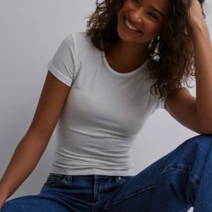 T-shirt - Vit t-shirt från Nelly, aldrig använd med lappen kvar