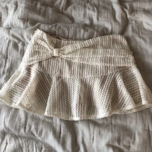 Mini skirt - Säljer denna gulliga kjol, som är lite för liten. Den har insydda shorts och är perfekt till utomlands.  💞 