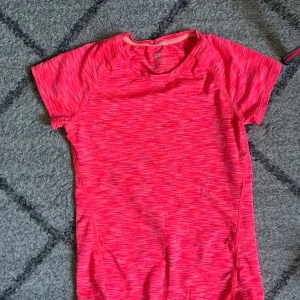 Neonrosa tränings T-shirt  - Jättevacker tränings T-shirt från H&M i storlek 146/152