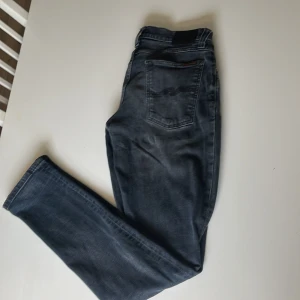 Nudie jeans  - Tjenare,säljer nu dessa riktigt feta nudie jeans då jag växt ur dom, bra skick väl andvända pris kan diskuteras vid snabb affär, skriv till mig för mer info och frågor 👍