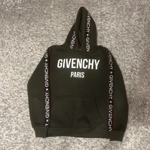 Givenchy hoodie  - Säljer min givenchy hoodie då jag har växt ur den, den är i väldigt bra skick  Pris kan diskuteras 