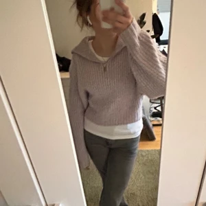 Stickad tröja - Säljer den här fina ljuslila stickade tröjan med dragkedja från Gina, eftersom den används inte längre, storlek XS men är lite oversized (inte längden) , köparen står för frakten.