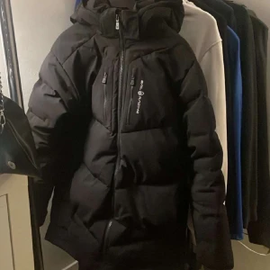 Säljer en fin Sail racing jacka till vintern 9/10 bra skick ett litet hål som inte syns typ som är täckt ändå passa på innan alla jackor är slut till vintern - 9/10 skick perfekt till vintern 