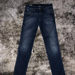 Replay jeans slim fit  - Riktigt trendiga jeans har haft bra användning av dom köpta från Åhlens för 1199kr, Nypris 1799kr ingen defekt på färgen och inga hål men kan se tecken på användning om man fokuserar på vissa ställen. Pris går att diskutera. Kvitto finns.