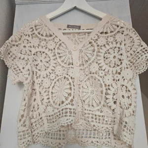 Topp/kofta - Stickad topp/kofta i spetsliknande mönster, supersnygg att slänga över en bikini eller liknande❤️ köpt i spanien, använd 1 gång så är i nyskick