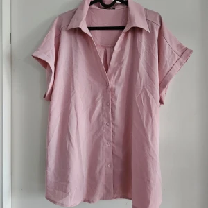 Skjorta - Rosa kortärmad skjorta. Ej använd.