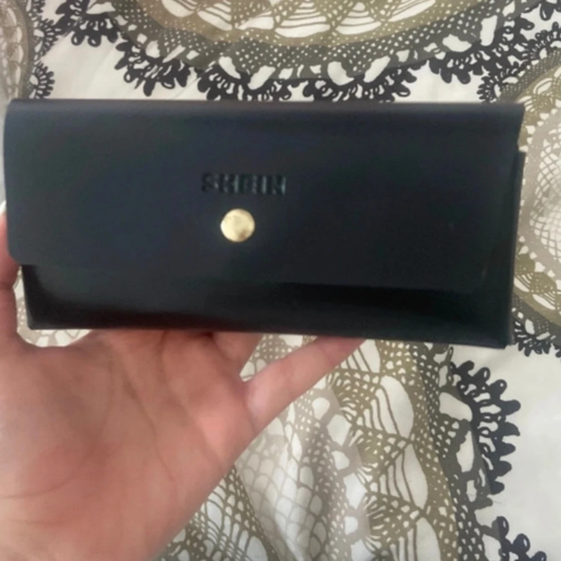 Svart solglasögon hållare