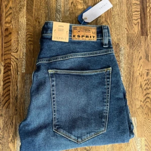 Blåa jeans - Mörkblåa jeans i nyskick!  Ordinarie pris: 499kr W:33 L:32