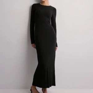 Gina Tricot klänning  - Säljer min svarta långa klänning från Gina som är i bra skicka då jag inte använt den så mycket!😚 