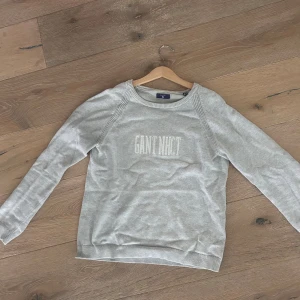 Gant tröja - Grå stickad Gant tröja. Strl 13-14 men skulle säga att den passar xs/s också. Inga tecken på användning. 