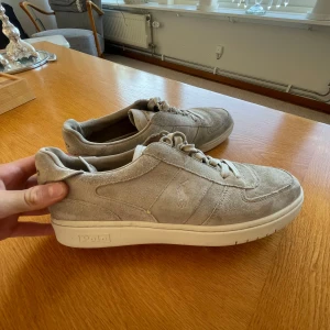 Polo skor ANVÄNDA EN GÅNG  - Ralph lauren skor i storlek 43.  Använda en gång! Skick 10/10 Köpta för 1400 för någon månad sedan. Mitt pris 690 Kan gå ner i pris vid snabb affär! 