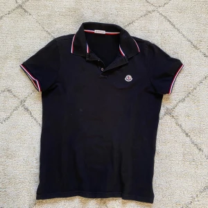 Moncler piké - Moncle piké i 9/10 skick. Inte använd så mycket. Köpt i NK Göteborg. Retail 3.599 kr.